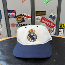 Lade das Bild in den Galerie-Viewer, Gorra Real Madrid 90s Adidas Vintage
