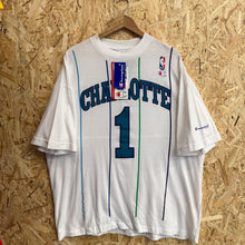 Carregar imagem no visualizador da galeria, BNWT Camiseta Charlotte Hornets 1994/97 Champion Vintage - XXL/3XL
