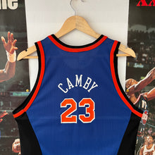 Lade das Bild in den Galerie-Viewer, Camiseta New York Knicks Road 1998-99 Marcus Camby #23 Champion Vintage - XL Youth
