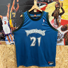 Cargar imagen en el visor de la galería, Camiseta Minnesota Timberwolves 2002 Road Kevin Garnett #21 Nike Vintage - XXL/3XL

