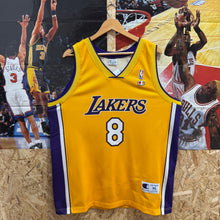 Cargar imagen en el visor de la galería, Camiseta Los Angeles Lakers 2000/08 Home Kobe Bryant #8 Champion Vintage - L/XL

