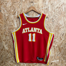 Cargar imagen en el visor de la galería, Camiseta Atlanta Hawks Road 2021/22 Trae Young #11 Nike - L/XL
