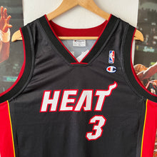 Cargar imagen en el visor de la galería, Camiseta Miami Heat Road 2004-08 Dwayne Wade #3 Champion Vintage - L/XL
