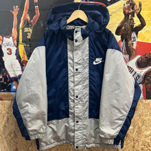 Cargar imagen en el visor de la galería, Chaquetón Nike Premier Mid 90’s Vintage - XL/XXL
