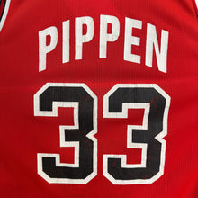 Cargar imagen en el visor de la galería, Camiseta Chicago Bulls Road 1992/93 Scottie Pippen #33 Champion Vintage - M/L
