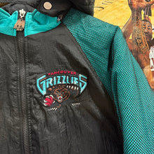 Cargar imagen en el visor de la galería, Chaqueta Vancouver Grizzlies Mid 90s Mighty-Mac Vintage - XS/S
