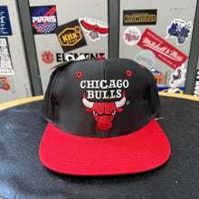 Cargar imagen en el visor de la galería, BNWT Gorra Chicago Bulls 90s Competitor Vintage
