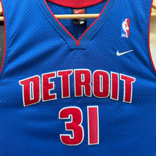 Cargar imagen en el visor de la galería, BNWOT Camiseta Detroit Pistons Road 2003/04 Darko Milicic #31 Nike Vintage - M YOUTH
