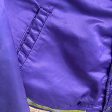Carica l'immagine nel visualizzatore di Gallery, Chaqueta Bomber Satinada Minnesota Vikings Late 80’s/ Early 90’s Starter Vintage - M/L
