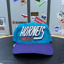 Lade das Bild in den Galerie-Viewer, Gorra Charlotte Hornets AJD 90s Vintage
