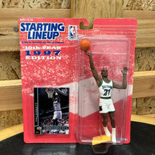 Cargar imagen en el visor de la galería, BNIB Figura Kevin Garnett Minnesota Timberwolves Starting Lineup 1997 Vintage
