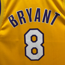 Cargar imagen en el visor de la galería, Camiseta Los Angeles Lakers 2000/08 Home Kobe Bryant #8 Champion Vintage - L/XL
