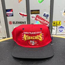 Load image into Gallery viewer, BNWT Gorra San Francisco 49ers 90s Drew Pearson Vintage
