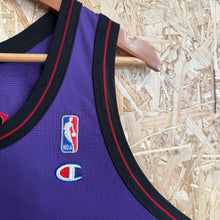 Cargar imagen en el visor de la galería, Camiseta Toronto Raptors Road 1995/96 Damon Stoudemire #20 Champion Vintage - L/XL
