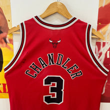 Cargar imagen en el visor de la galería, Camiseta Chicago Bulls Road 2004-05 Tyson Chandler #3 Champion Vintage - L Youth
