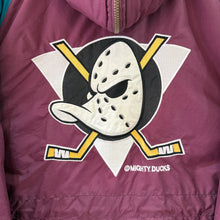 Cargar imagen en el visor de la galería, Chaqueta Anaheim Mighty Ducks 90s Nutmeg Mills Vintage - M/L

