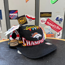 Load image into Gallery viewer, BNWT Gorra Denver Broncos Champions 1998 Logo Athletic Vintage
