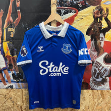 Load image into Gallery viewer, Camiseta Everton 2023-24 Home Beto #14 Hummel - XS/S
