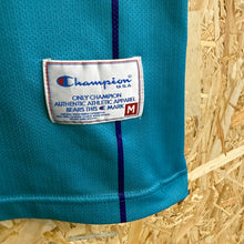 Carregar imagem no visualizador da galeria, Camiseta Charlotte Hornets 1993/94 Road Larry Johnson #2 Champion Vintage - M/L
