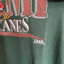Cargar imagen en el visor de la galería, Camiseta Miami Hurricanes 90s Team Edition Apparel - M/L

