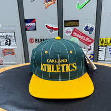 Carica l&#39;immagine nel visualizzatore di Gallery, BNWT Gorra Oakland Athletics 90s Drew Pearson Vintage
