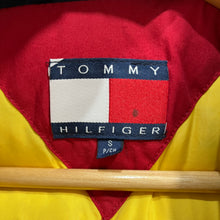 Carregar imagem no visualizador da galeria, Plumas Tommy Hilfiger Vintage 90’s - S/M
