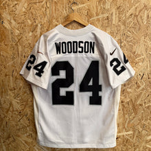 Load image into Gallery viewer, Camiseta Oakland Raiders 1998/99 Road Charles Woodson #24 Nike Vintage - XL/XXL
