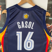 Cargar imagen en el visor de la galería, Camiseta Memphis Grizzlies Europe Live Tour 2007 Pau Gasol #16 Champion - S/M
