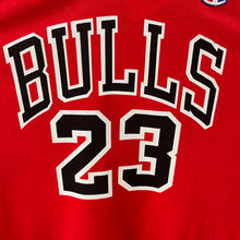 Cargar imagen en el visor de la galería, Camiseta Chicago Bulls Road 1998-99 Michael Jordan #23 Champion Vintage - L/XL
