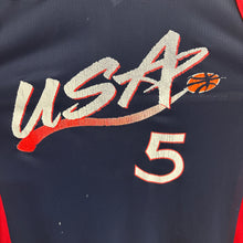 Charger l'image dans la galerie, Camiseta USA Basketball 1996 Road Grant Hill #5 Champion Vintage - L/XL
