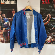 Load image into Gallery viewer, Chaqueta Bomber Satinada New England Patriots 80’s Chalk Line Vintage - S/M
