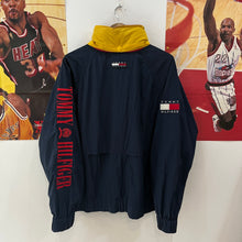 Cargar imagen en el visor de la galería, Chaqueta Ligera Tommy Hilfiger Spellout 90’s Vintage - M/L
