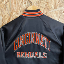 Cargar imagen en el visor de la galería, Chaqueta Bomber Satinada Cincinnati Bengals Late 80’s Chalk Line Vintage - L Youth
