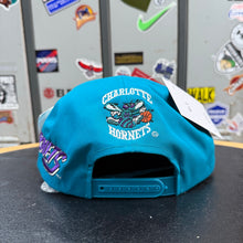 Cargar imagen en el visor de la galería, BNWT Gorra Charlotte Hornets 90s AJD Vintage
