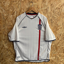 Carica l'immagine nel visualizzatore di Gallery, Camiseta Inglaterra 2002 Home Umbro Vintage - XL/XXL
