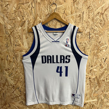 Cargar imagen en el visor de la galería, Camiseta Dallas Mavericks Home 2000-03 Dirk Nowitzki #41 Champion Vintage - L/XL
