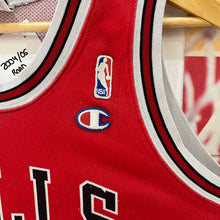 Cargar imagen en el visor de la galería, Camiseta Chicago Bulls Road 2004-05 Tyson Chandler #3 Champion Vintage - L Youth

