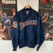 Cargar imagen en el visor de la galería, Chaqueta Bomber Satinada San Diego Padres Late 90’s Starter Vintage - L/XL
