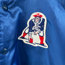 Load image into Gallery viewer, Chaqueta Bomber Satinada New England Patriots 80’s Chalk Line Vintage - S/M

