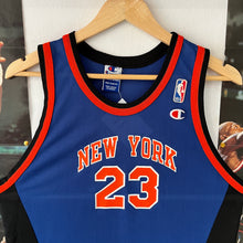 Lade das Bild in den Galerie-Viewer, Camiseta New York Knicks Road 1998-99 Marcus Camby #23 Champion Vintage - XL Youth
