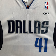 Cargar imagen en el visor de la galería, Camiseta Dallas Mavericks Home 2002/04 Dirk Nowitzky #41 Reebok Vintage - M/L
