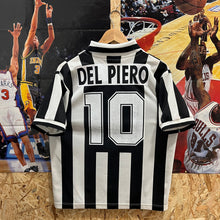 Cargar imagen en el visor de la galería, Camiseta Juventus 1995-96 Home Del Piero #10 Kappa Vintage - S/M
