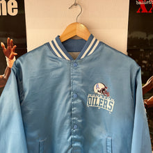 Load image into Gallery viewer, Chaqueta Bomber Satinada Houston Oilers Chalk Line Vintage Late 80’s / Early 90’s - S/M
