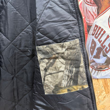 Lade das Bild in den Galerie-Viewer, Chaleco Carhartt Camo Artic Three Y2K Vintage- L/XL
