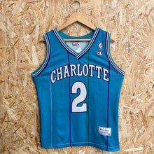Carregar imagem no visualizador da galeria, Camiseta Charlotte Hornets 1993/94 Road Larry Johnson #2 Champion Vintage - M/L
