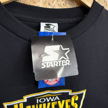 Cargar imagen en el visor de la galería, BNWT Camiseta Iowa Hawkeyes 1996/99 Starter Vintage - M/L
