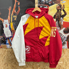 Cargar imagen en el visor de la galería, BNWT Chaqueta Ligera Atlanta Hawks 2018 Mitchell &amp; Ness Vintage - M/L
