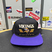 Load image into Gallery viewer, BNWT Gorra Minnesota Vikings 1993 AMCAP Vintage
