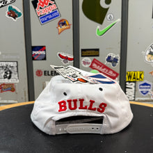 Carregar imagem no visualizador da galeria, BNWT Gorra Chicago Bulls 1994 Logo7 Vintage
