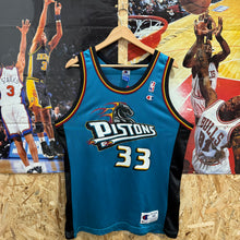 Cargar imagen en el visor de la galería, Camiseta Detroit Pistons Road 1997/98 Grant Hill #33 Champion Vintage - M/L
